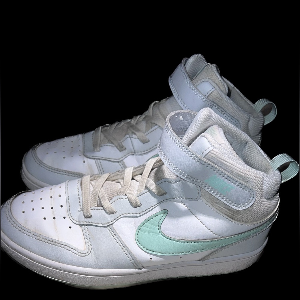 Boys Nike sneakers size 3Y